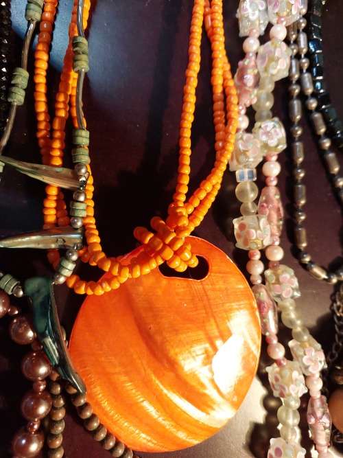 A VINTAGE COLLECTION OF COSTUME NECKLACES