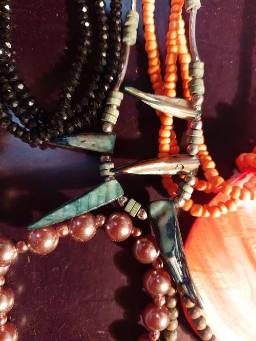A VINTAGE COLLECTION OF COSTUME NECKLACES