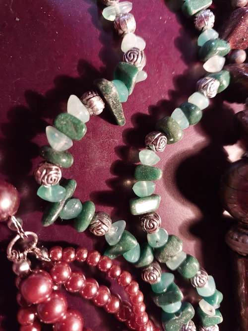 A VINTAGE COLLECTION OF COSTUME NECKLACES