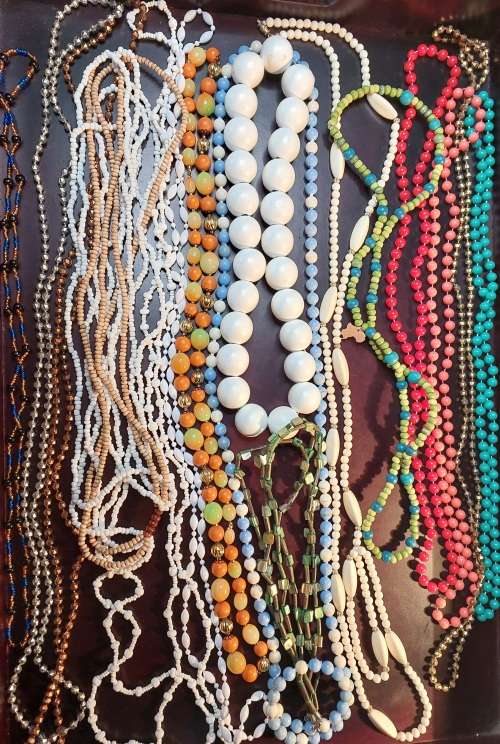 A BULK VINTAGE COLLECTION SYNTHETIC BEADED COSTUME NECKLACES