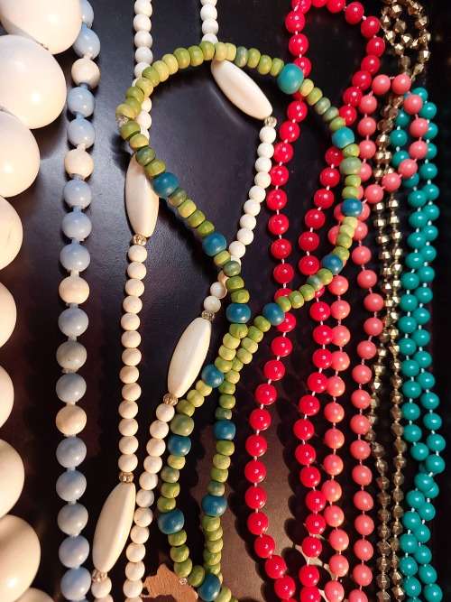 A BULK VINTAGE COLLECTION SYNTHETIC BEADED COSTUME NECKLACES