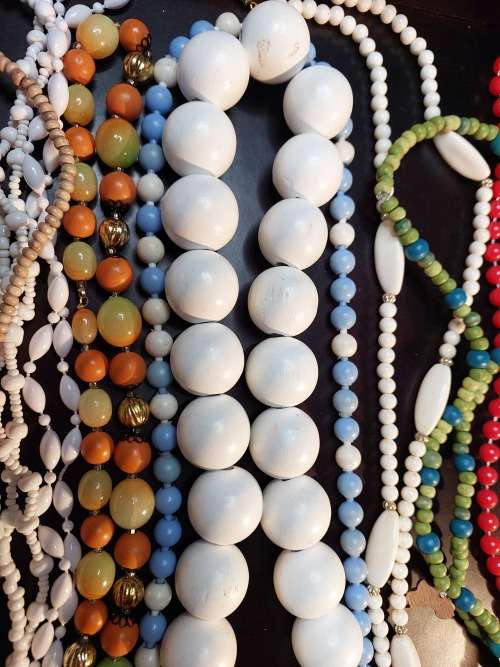 A BULK VINTAGE COLLECTION SYNTHETIC BEADED COSTUME NECKLACES