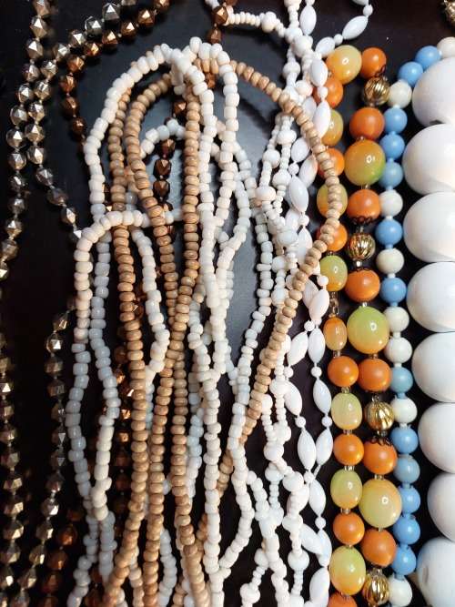 A BULK VINTAGE COLLECTION SYNTHETIC BEADED COSTUME NECKLACES