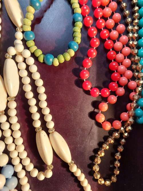A BULK VINTAGE COLLECTION SYNTHETIC BEADED COSTUME NECKLACES