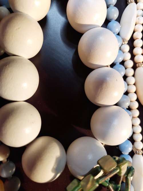 A BULK VINTAGE COLLECTION SYNTHETIC BEADED COSTUME NECKLACES
