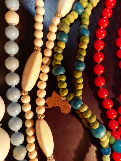 A BULK VINTAGE COLLECTION SYNTHETIC BEADED COSTUME NECKLACES