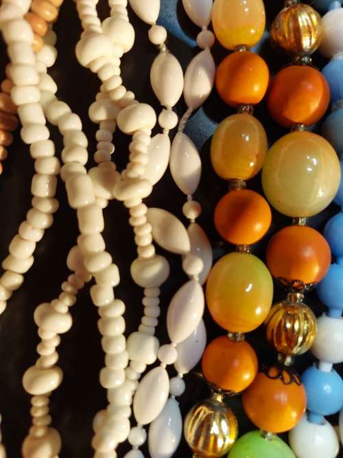 A BULK VINTAGE COLLECTION SYNTHETIC BEADED COSTUME NECKLACES
