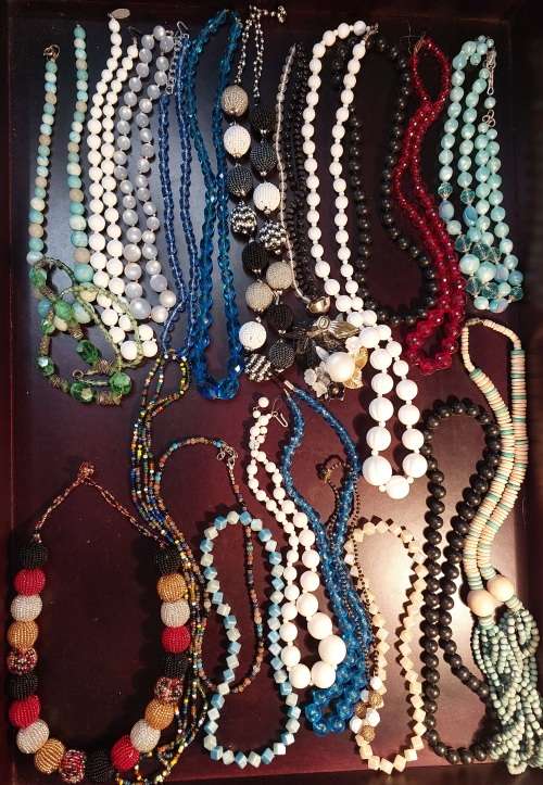 A BULK VINTAGE COLLECTION COSTUME NECKLACES SOLD AS IS