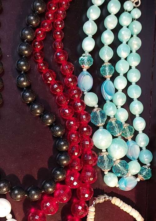 A BULK VINTAGE COLLECTION COSTUME NECKLACES SOLD AS IS