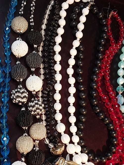 A BULK VINTAGE COLLECTION COSTUME NECKLACES SOLD AS IS