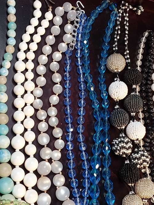 A BULK VINTAGE COLLECTION COSTUME NECKLACES SOLD AS IS