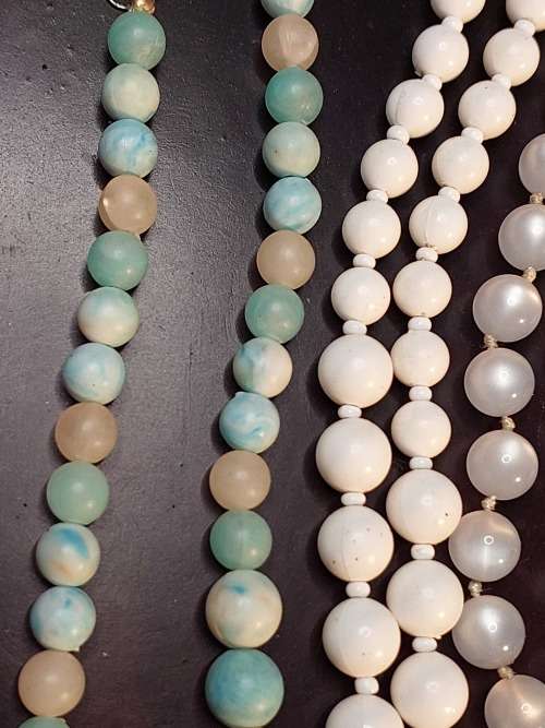 A BULK VINTAGE COLLECTION COSTUME NECKLACES SOLD AS IS