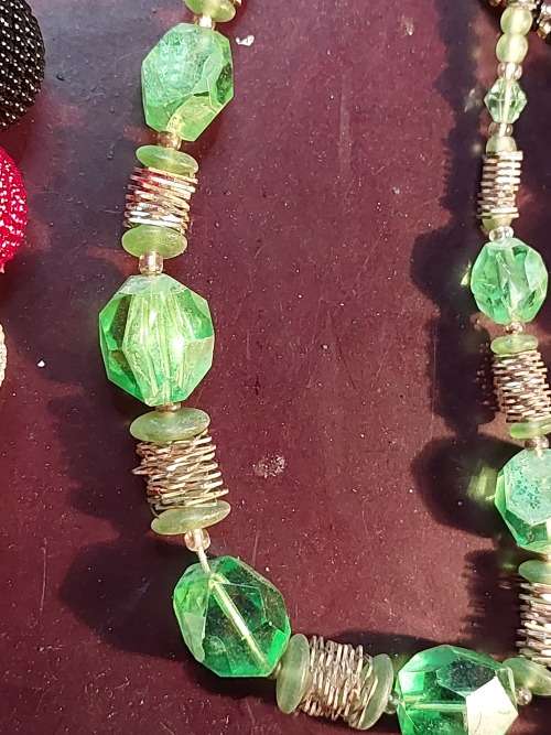 A BULK VINTAGE COLLECTION COSTUME NECKLACES SOLD AS IS