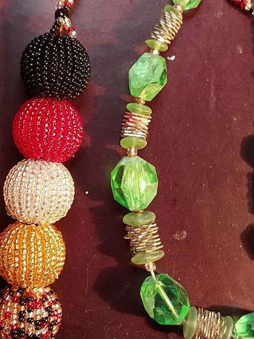 A BULK VINTAGE COLLECTION COSTUME NECKLACES SOLD AS IS
