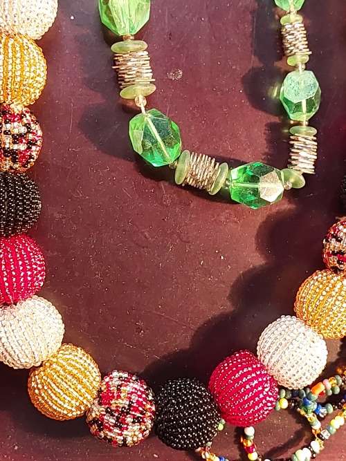 A BULK VINTAGE COLLECTION COSTUME NECKLACES SOLD AS IS