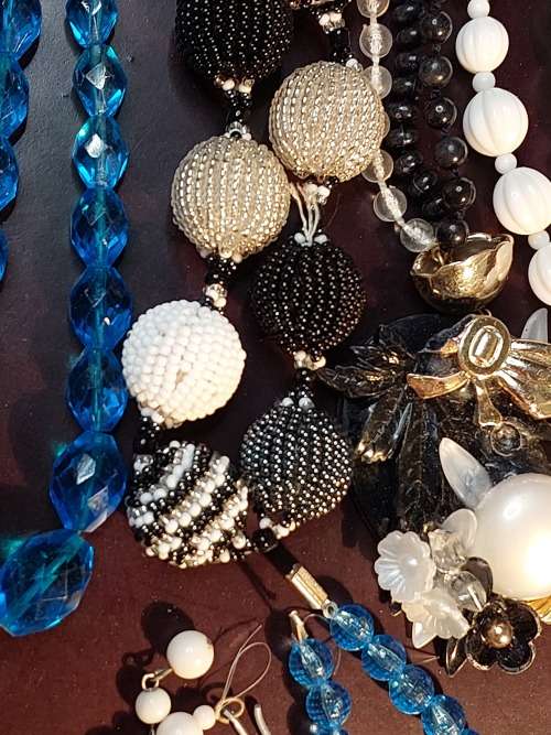 A BULK VINTAGE COLLECTION COSTUME NECKLACES SOLD AS IS
