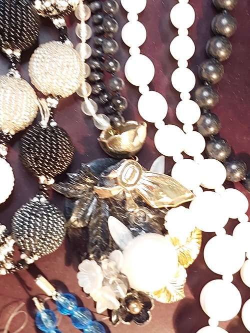 A BULK VINTAGE COLLECTION COSTUME NECKLACES SOLD AS IS