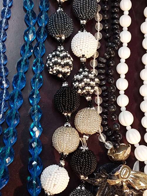 A BULK VINTAGE COLLECTION COSTUME NECKLACES SOLD AS IS