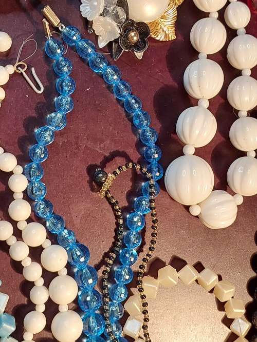 A BULK VINTAGE COLLECTION COSTUME NECKLACES SOLD AS IS