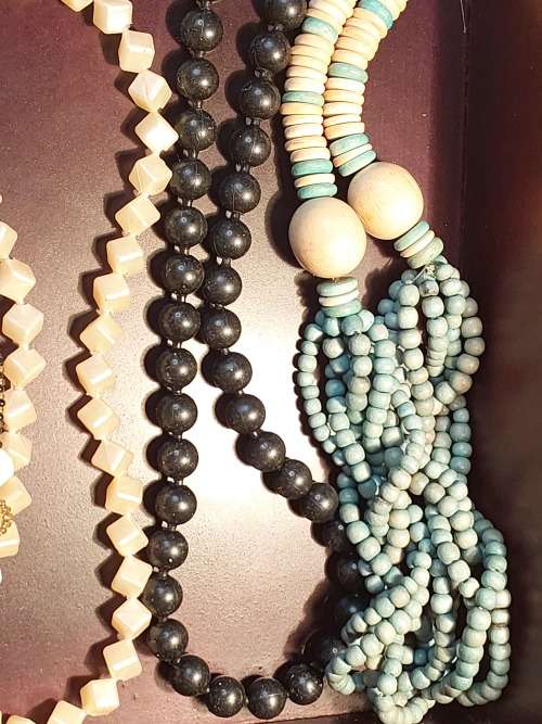 A BULK VINTAGE COLLECTION COSTUME NECKLACES SOLD AS IS