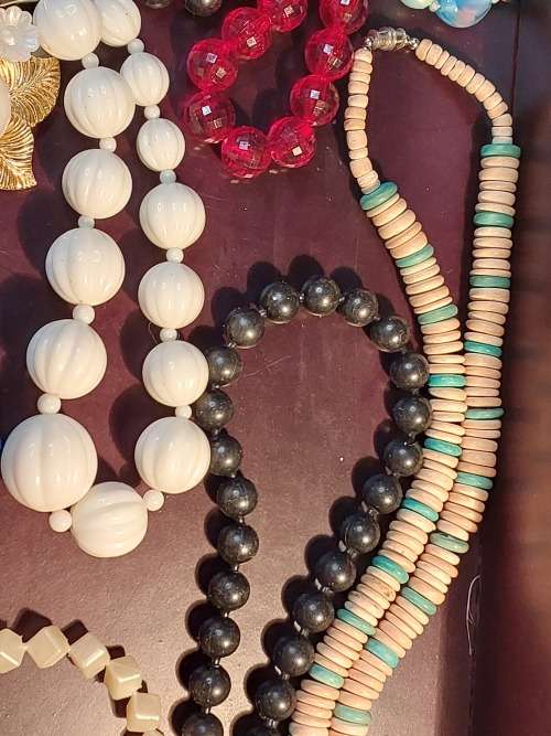 A BULK VINTAGE COLLECTION COSTUME NECKLACES SOLD AS IS