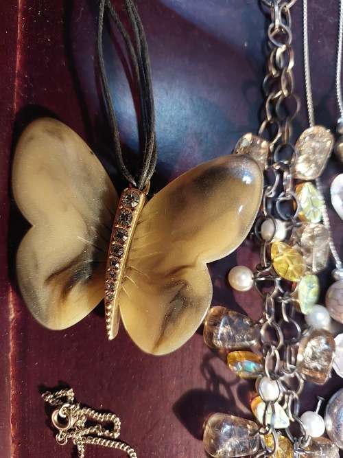 A DESIGNER COLLECTION COSTUME NECKLACES SOLD AS IS