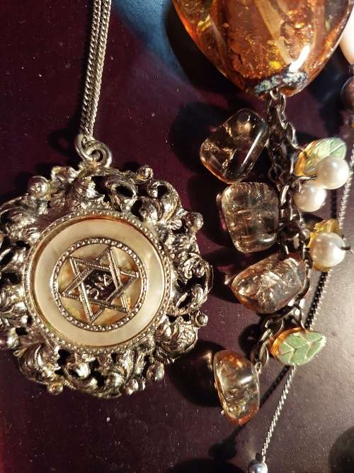 A DESIGNER COLLECTION COSTUME NECKLACES SOLD AS IS