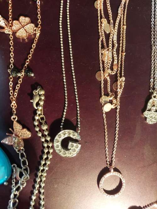 A BULK COLLECTION GOLD PLATED AND SILVER TONE PETIT COSTUME NECKLACES