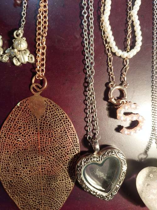 A BULK COLLECTION GOLD PLATED AND SILVER TONE PETIT COSTUME NECKLACES