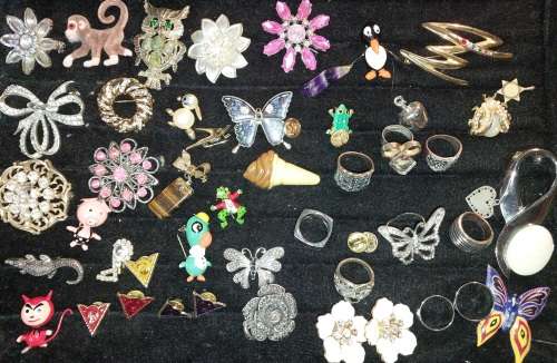 A COLLECTION OF DESIGNER VINTAGE AND ANTIQUE BROOCHES, RINGS, AND COLLAR PINS