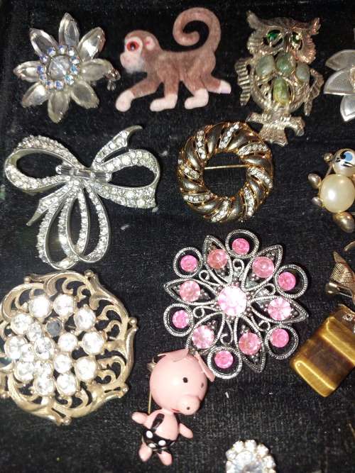 A COLLECTION OF DESIGNER VINTAGE AND ANTIQUE BROOCHES, RINGS, AND COLLAR PINS