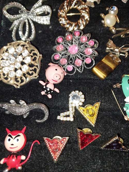 A COLLECTION OF DESIGNER VINTAGE AND ANTIQUE BROOCHES, RINGS, AND COLLAR PINS