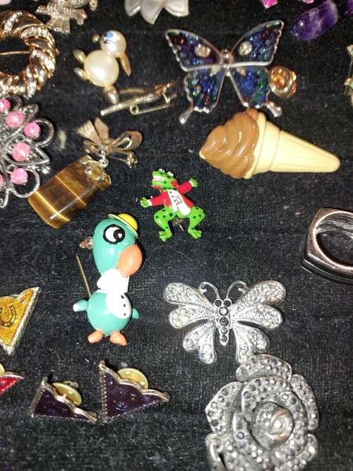 A COLLECTION OF DESIGNER VINTAGE AND ANTIQUE BROOCHES, RINGS, AND COLLAR PINS