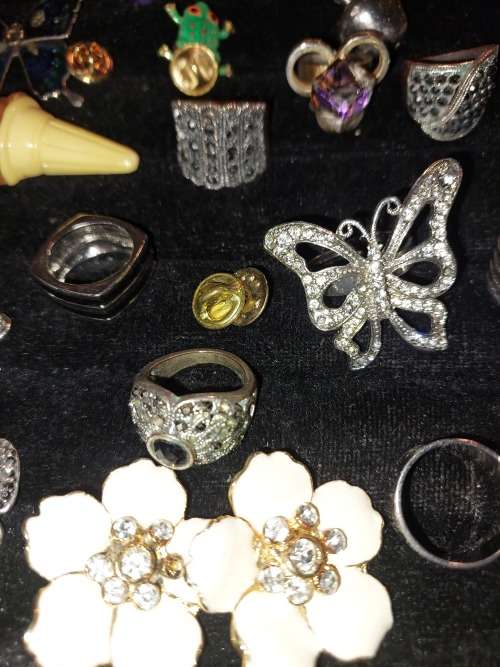 A COLLECTION OF DESIGNER VINTAGE AND ANTIQUE BROOCHES, RINGS, AND COLLAR PINS