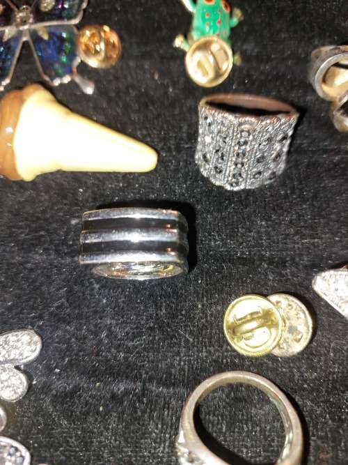 A COLLECTION OF DESIGNER VINTAGE AND ANTIQUE BROOCHES, RINGS, AND COLLAR PINS