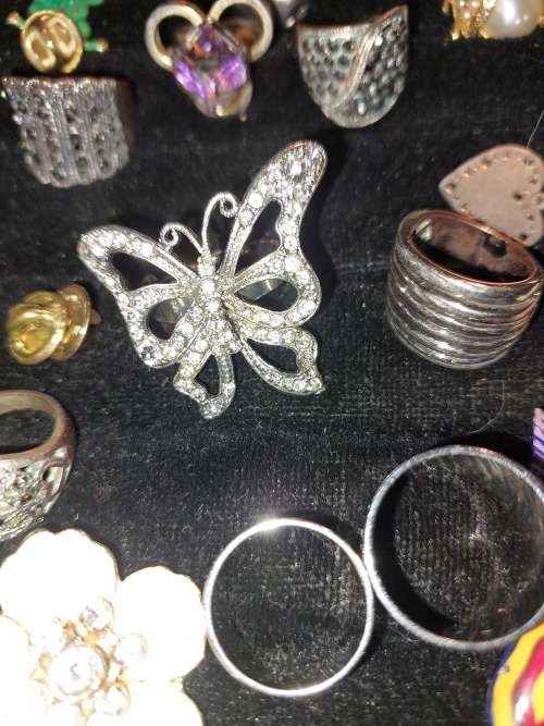 A COLLECTION OF DESIGNER VINTAGE AND ANTIQUE BROOCHES, RINGS, AND COLLAR PINS