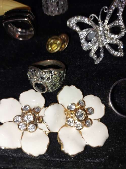 A COLLECTION OF DESIGNER VINTAGE AND ANTIQUE BROOCHES, RINGS, AND COLLAR PINS