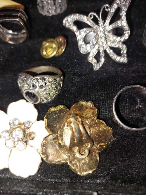 A COLLECTION OF DESIGNER VINTAGE AND ANTIQUE BROOCHES, RINGS, AND COLLAR PINS