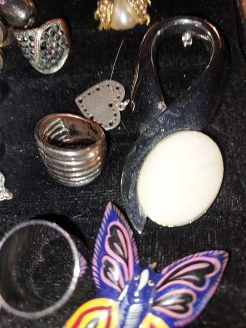A COLLECTION OF DESIGNER VINTAGE AND ANTIQUE BROOCHES, RINGS, AND COLLAR PINS