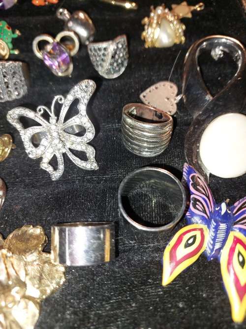 A COLLECTION OF DESIGNER VINTAGE AND ANTIQUE BROOCHES, RINGS, AND COLLAR PINS