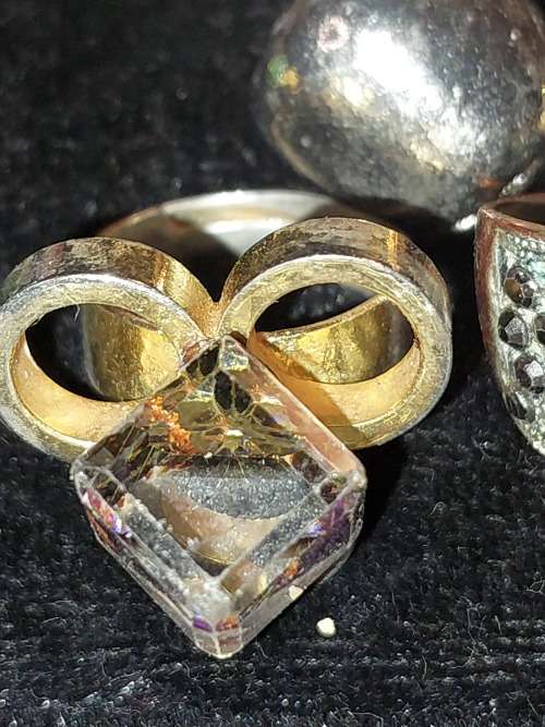 A COLLECTION OF DESIGNER VINTAGE AND ANTIQUE BROOCHES, RINGS, AND COLLAR PINS