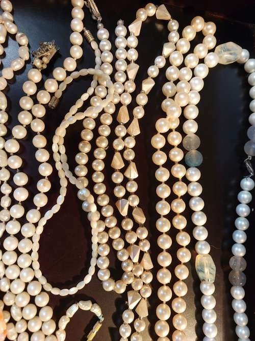 A COLLECTION OF VINTAGE SYNTHETIC PEARL AND COSTUME  NECKLACES SOLD AS IS