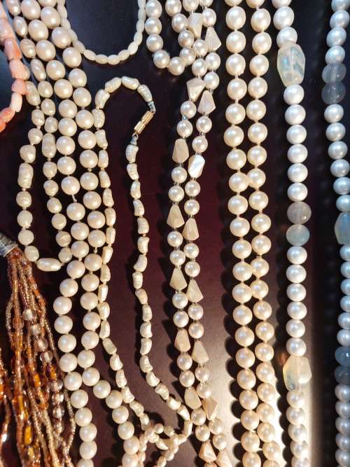 A COLLECTION OF VINTAGE SYNTHETIC PEARL AND COSTUME  NECKLACES SOLD AS IS