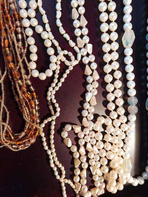 A COLLECTION OF VINTAGE SYNTHETIC PEARL AND COSTUME  NECKLACES SOLD AS IS