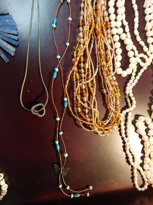 A COLLECTION OF VINTAGE SYNTHETIC PEARL AND COSTUME  NECKLACES SOLD AS IS