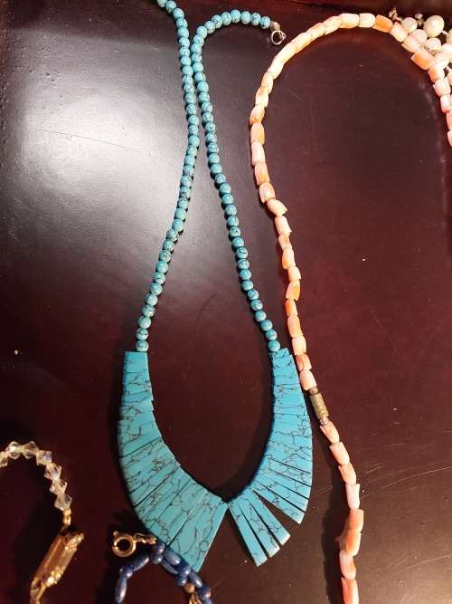 A COLLECTION OF VINTAGE SYNTHETIC PEARL AND COSTUME  NECKLACES SOLD AS IS