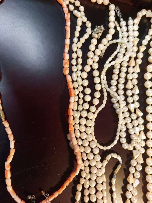 A COLLECTION OF VINTAGE SYNTHETIC PEARL AND COSTUME  NECKLACES SOLD AS IS