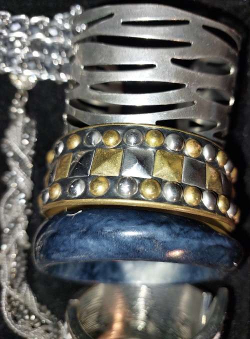 A  BEAUTIFUL COLLECTION OF FASHION BANGLES AND BRACELETS SOLD AS IS