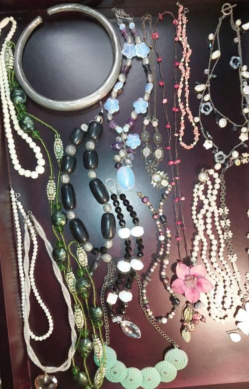 A VINTAGE COLLECTION OF COSTUME NECKLACES