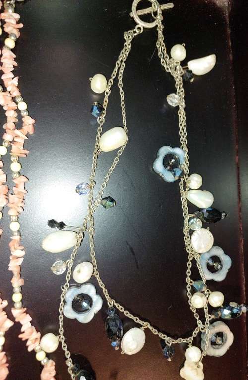 A VINTAGE COLLECTION OF COSTUME NECKLACES